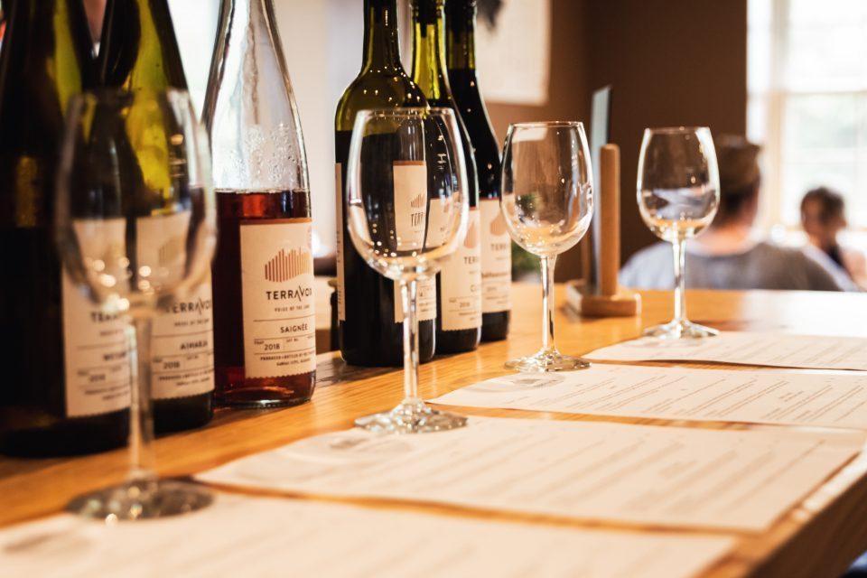 Dégustation de vins, bouteilles et verres au Cellier Mermoz, Dakar